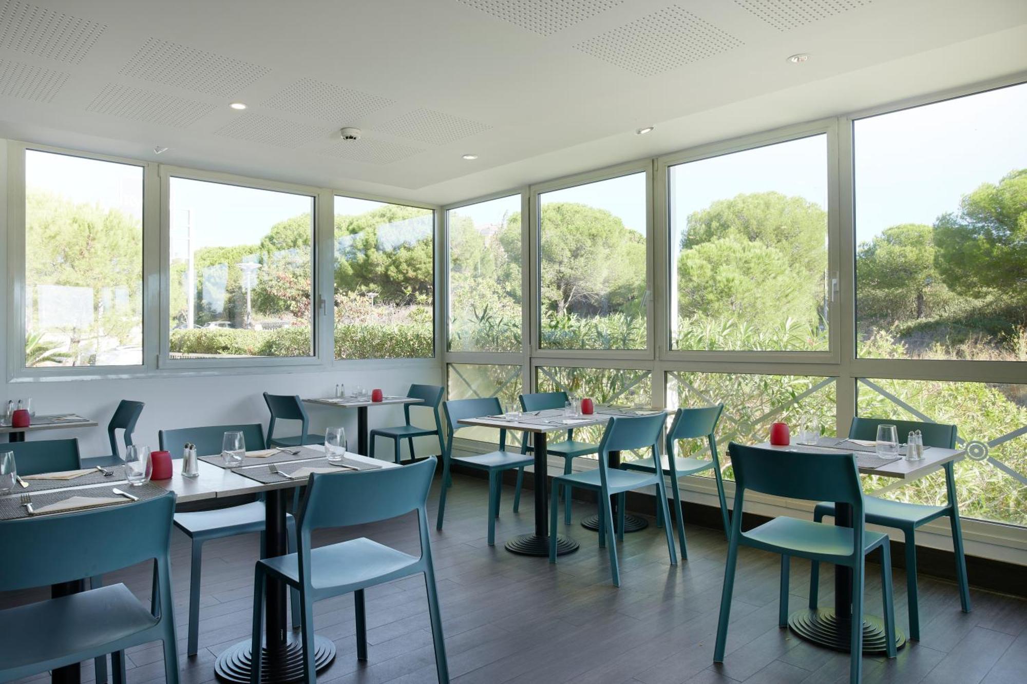 Kyriad Frejus - Centre Exterior foto