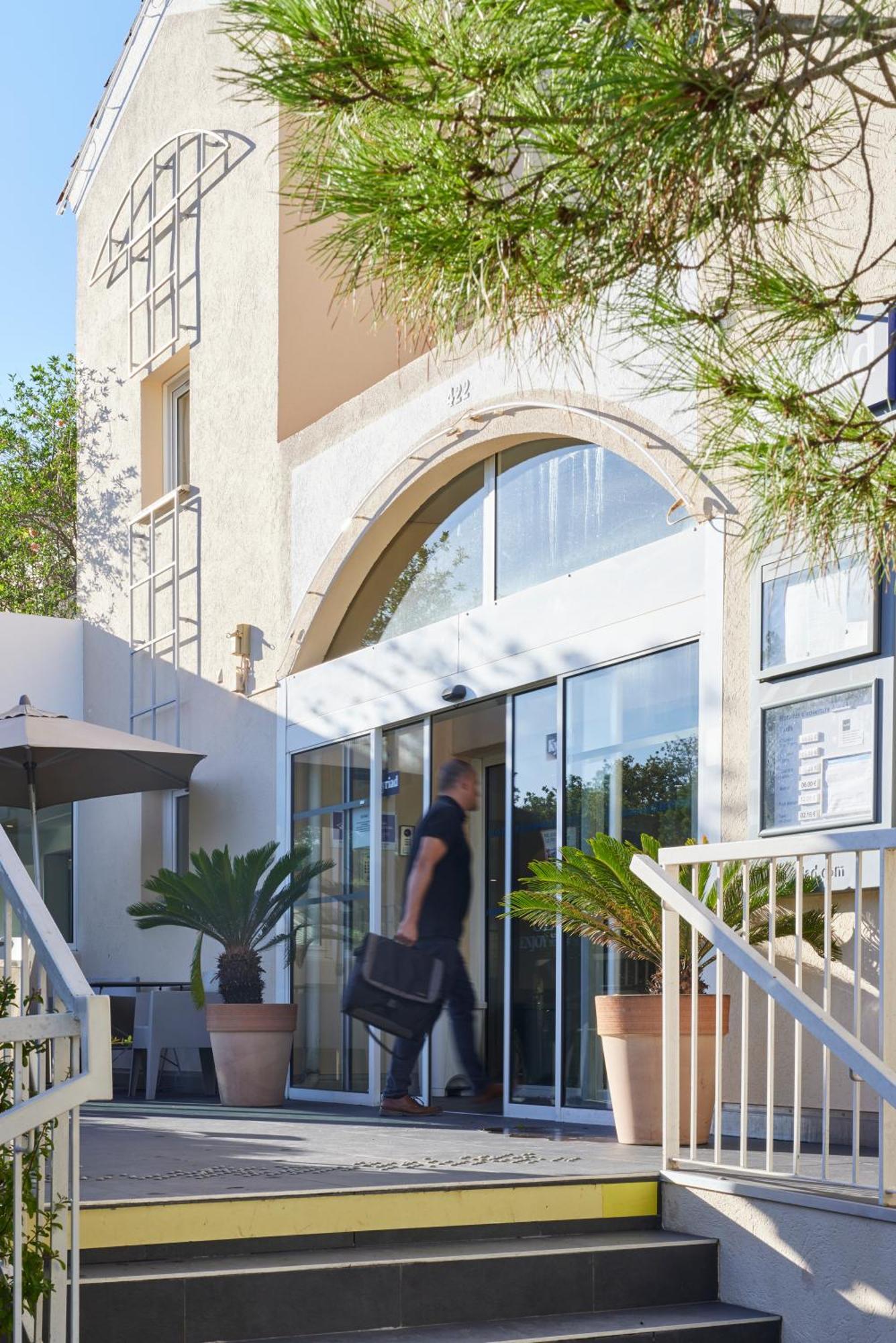 Kyriad Frejus - Centre Exterior foto